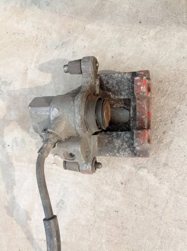Суппорт тормозной задний правый Mazda 3 BK 2004 - 2009 г.в., хэтчбек 2.3