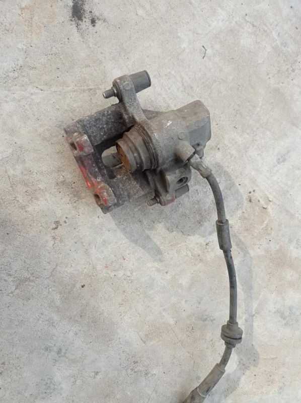 Суппорт тормозной задний левый Mazda 3 BK 2004 - 2009 г.в., хэтчбек 2.3
