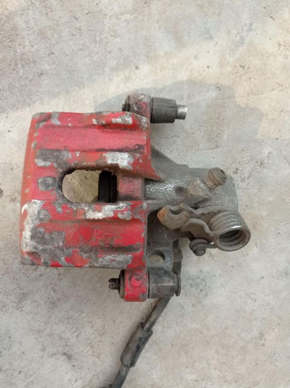 Суппорт тормозной задний правый Mazda 3 BK 2004 - 2009 г.в., хэтчбек 2.3