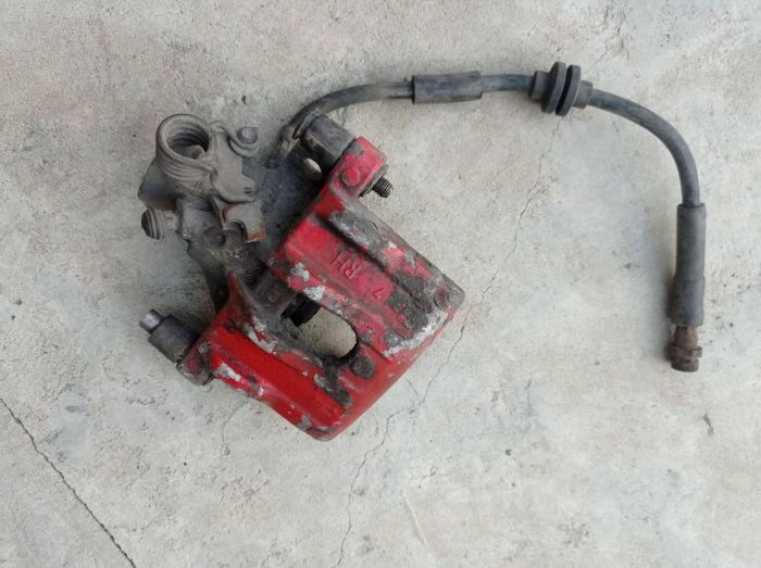 Суппорт тормозной задний правый Mazda 3 BK 2004 - 2009 г.в., хэтчбек 2.3
