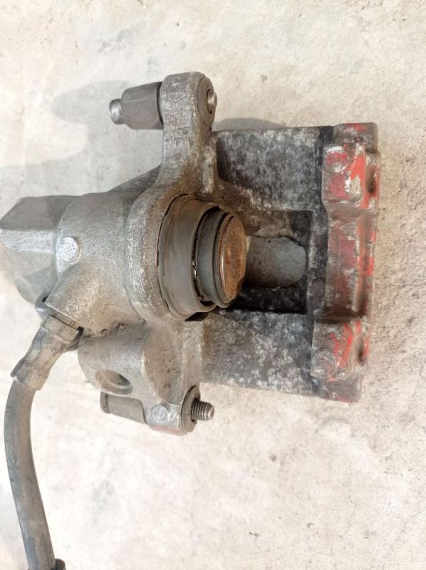 Суппорт тормозной задний правый Mazda 3 BK 2004 - 2009 г.в., хэтчбек 2.3