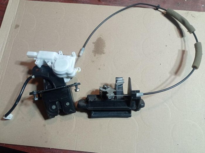 Проводка крышки багажника Mazda 3 BK 2004 - 2009 г.в., хэтчбек, B6701