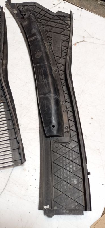 Решетка под лобовое стекло, жабо Ford Focus 1, Форд Фокус, 1M51A02217AB,1M51A02216AB