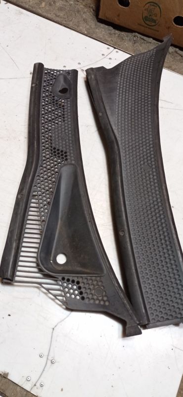 Решетка под лобовое стекло, жабо Ford Focus 1, Форд Фокус, 1M51A02217AB,1M51A02216AB