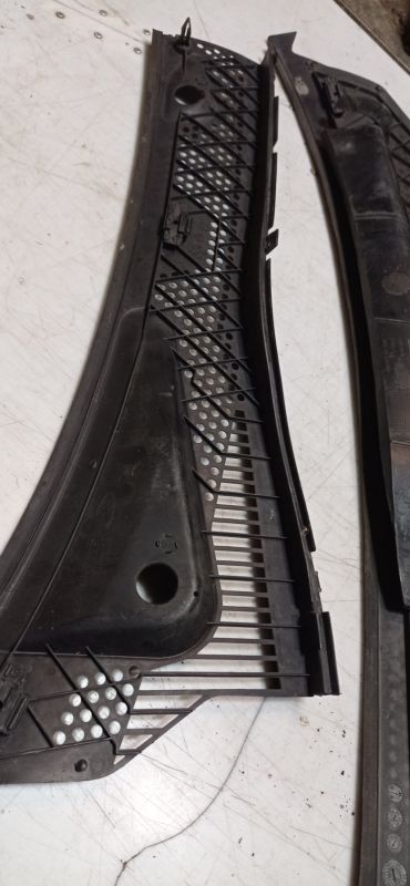 Решетка под лобовое стекло, жабо Ford Focus 1, Форд Фокус, 1M51A02217AB,1M51A02216AB