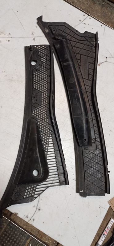 Решетка под лобовое стекло, жабо Ford Focus 1, Форд Фокус, 1M51A02217AB,1M51A02216AB