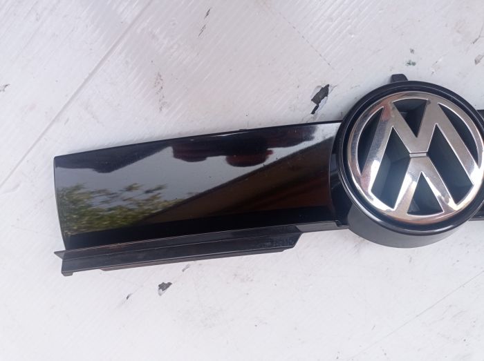 Решётка радиатора Volkswagen Lupo 3L, 6E0853651